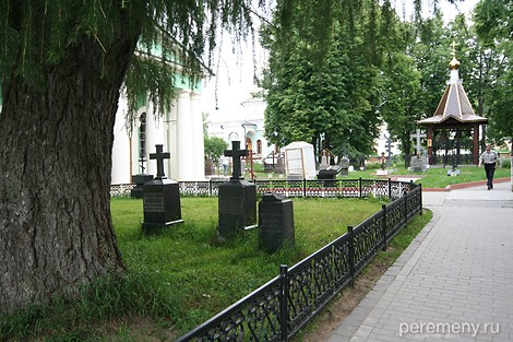 Некрополь Оптиной пустыни. Здесь много известных людей. Например, братья Киреевские. о которых еще пойдет речь на этих страницах